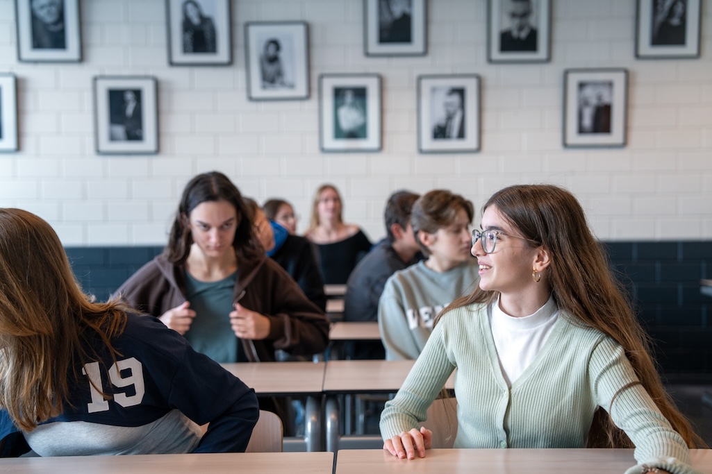 Leerlingen lezen in de klas