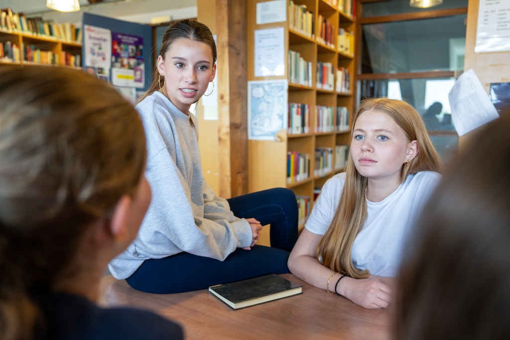 Groepje leerlingen praat met elkaar